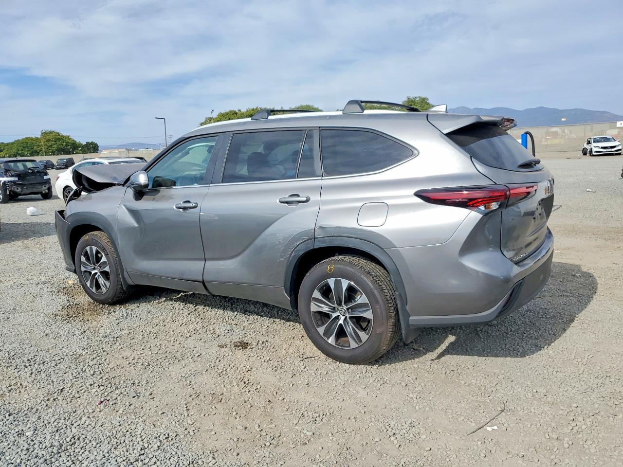 2026 Toyota Highlander Xle - Image 2