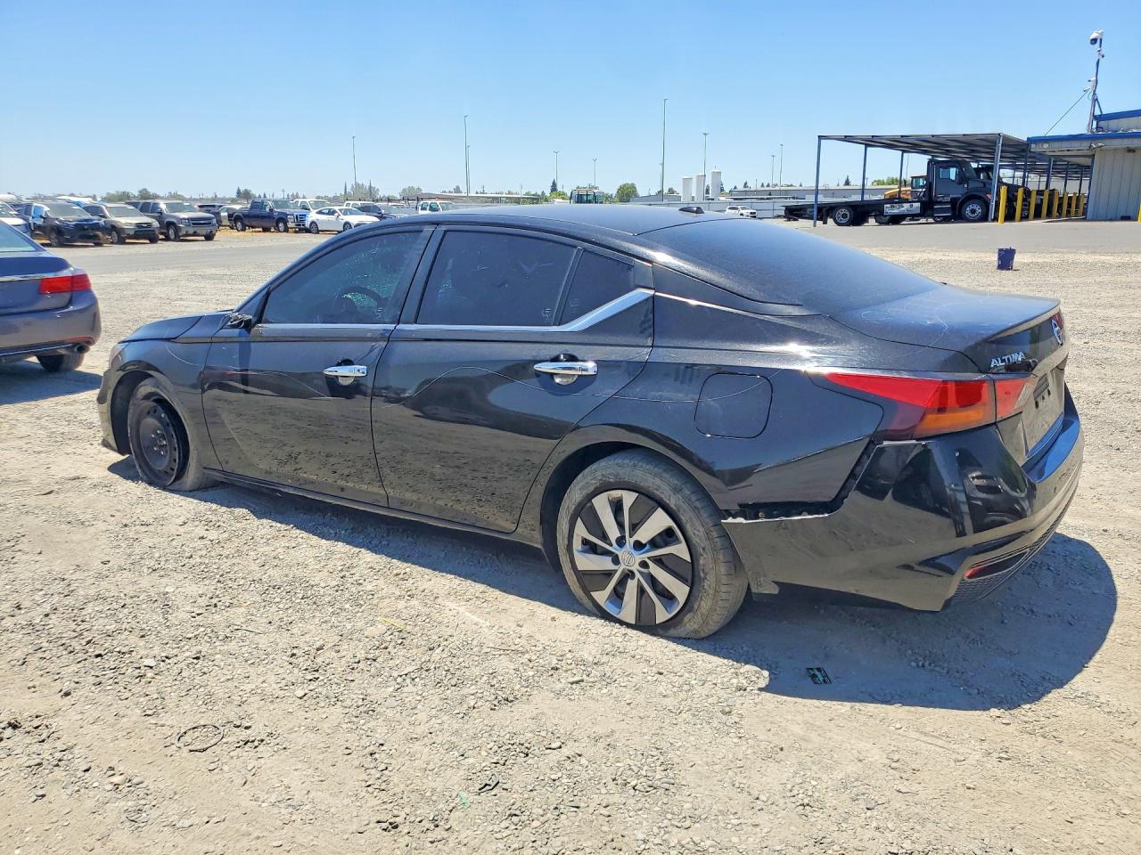 2020 Nissan Altima S - Фото 2