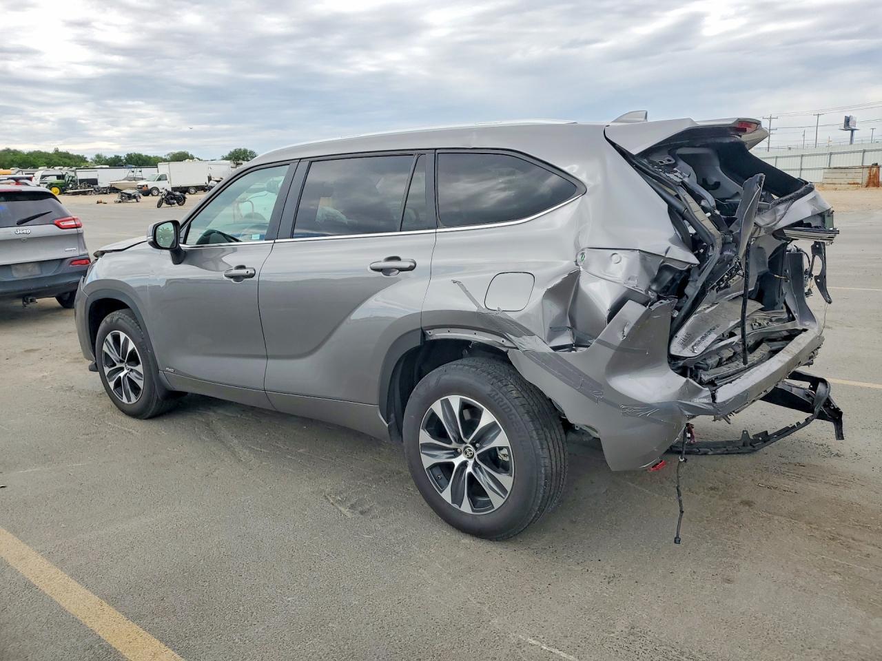 2025 Toyota Highlander Hybrid Xle - Image 2