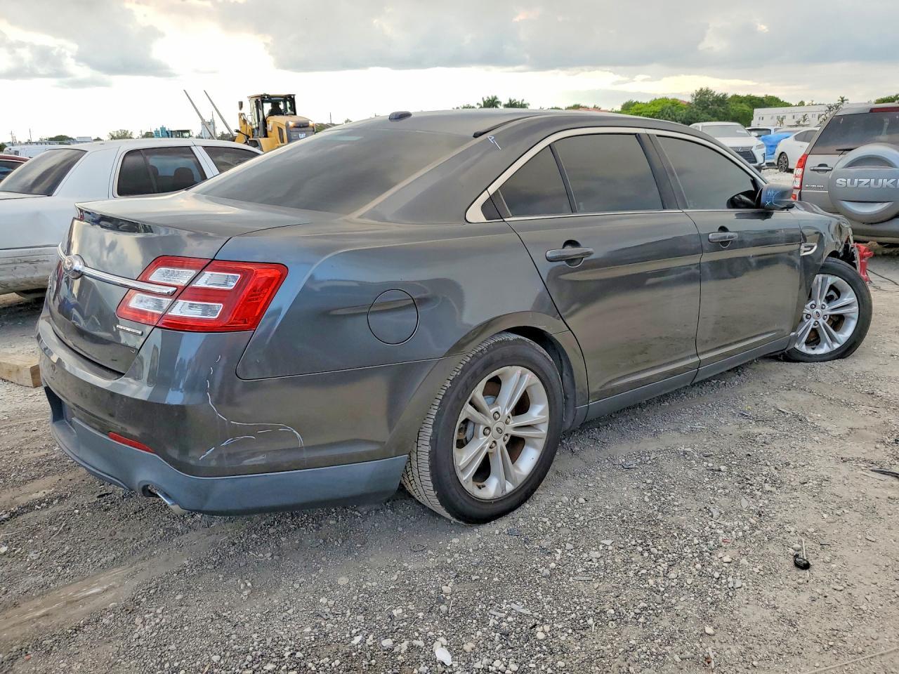 2017 Ford Taurus Se - Фото 3