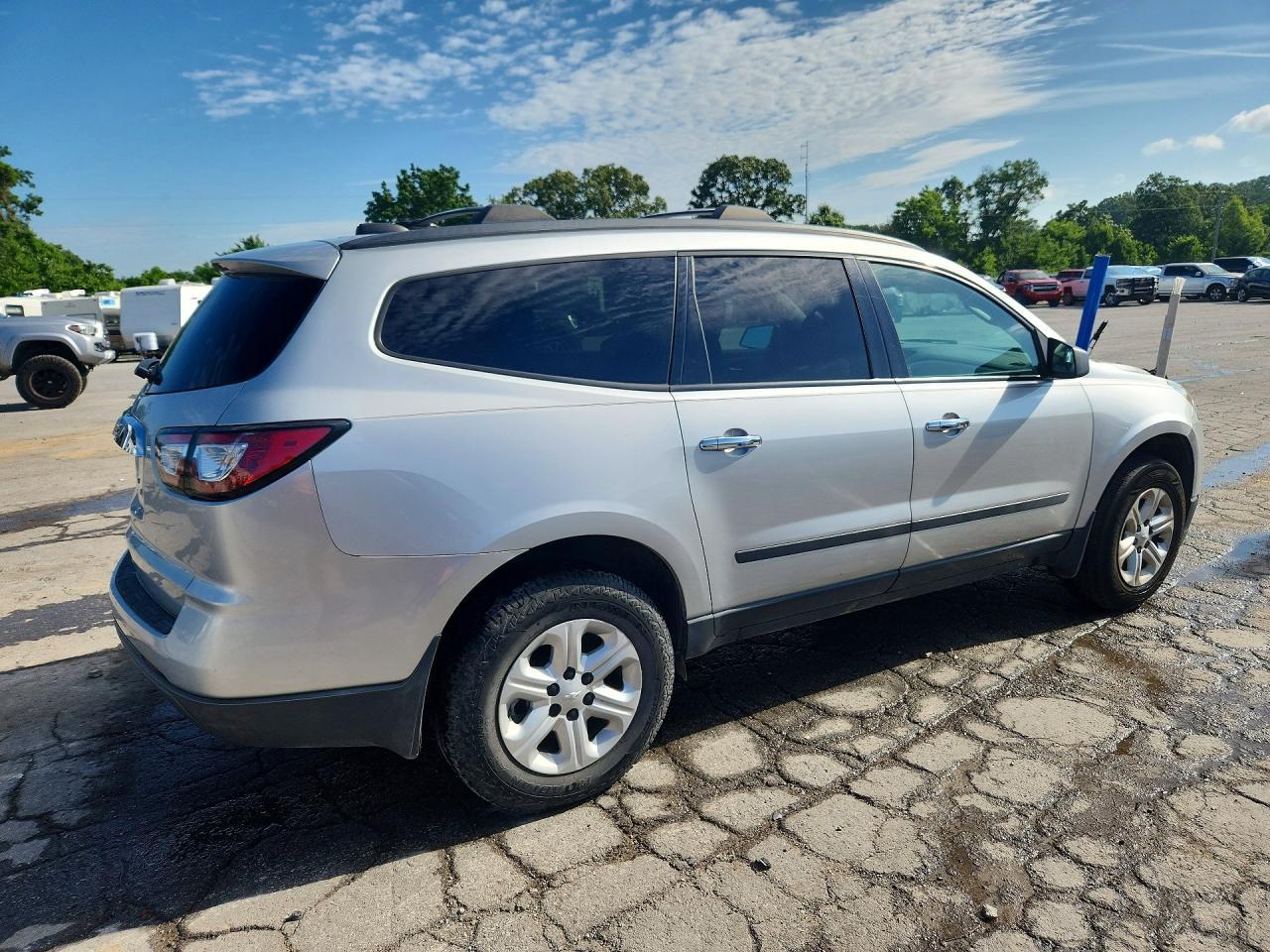 2017 Chevrolet Traverse Ls - Фото 3