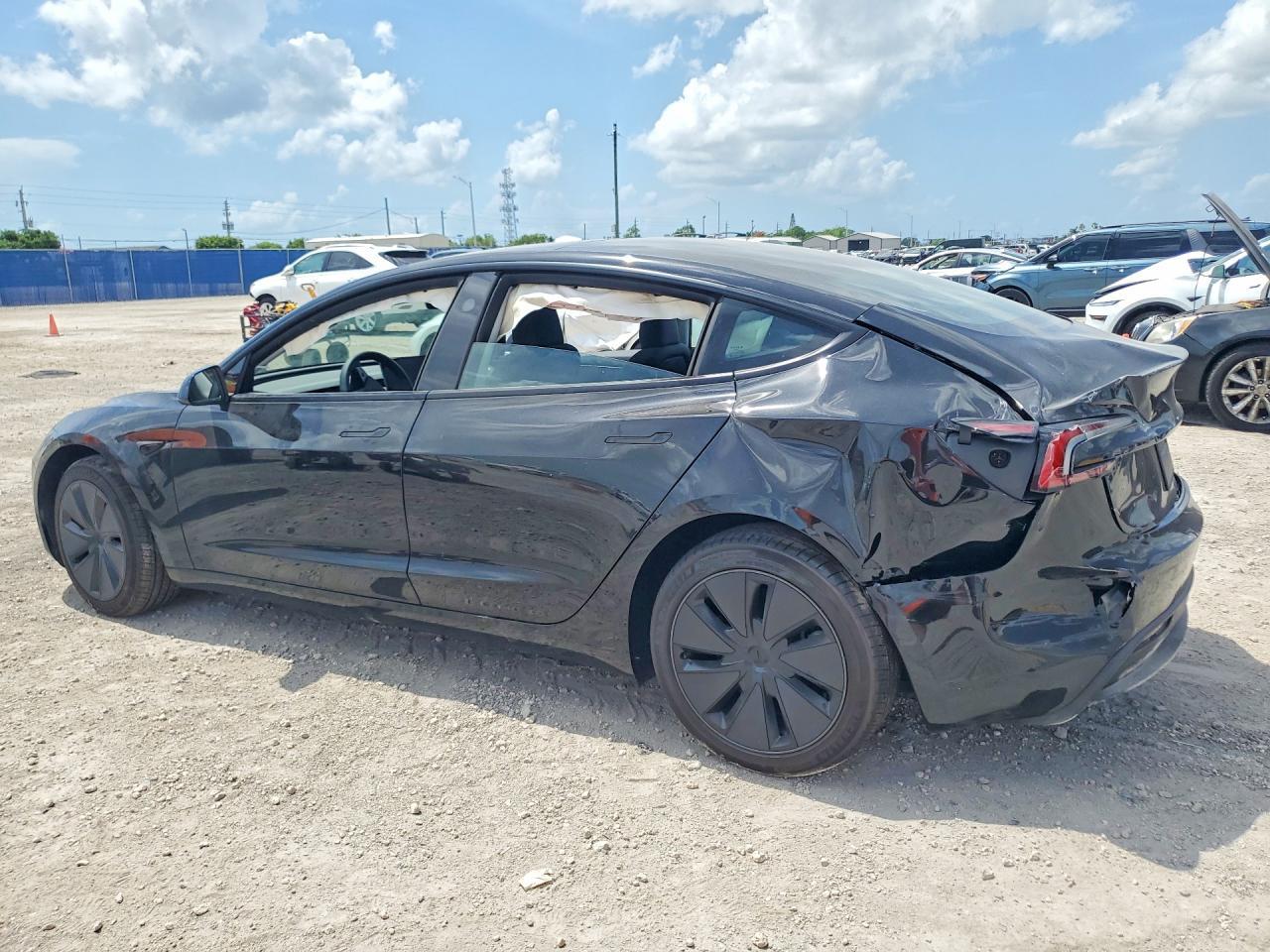 2026 Tesla Model 3 - Фото 2
