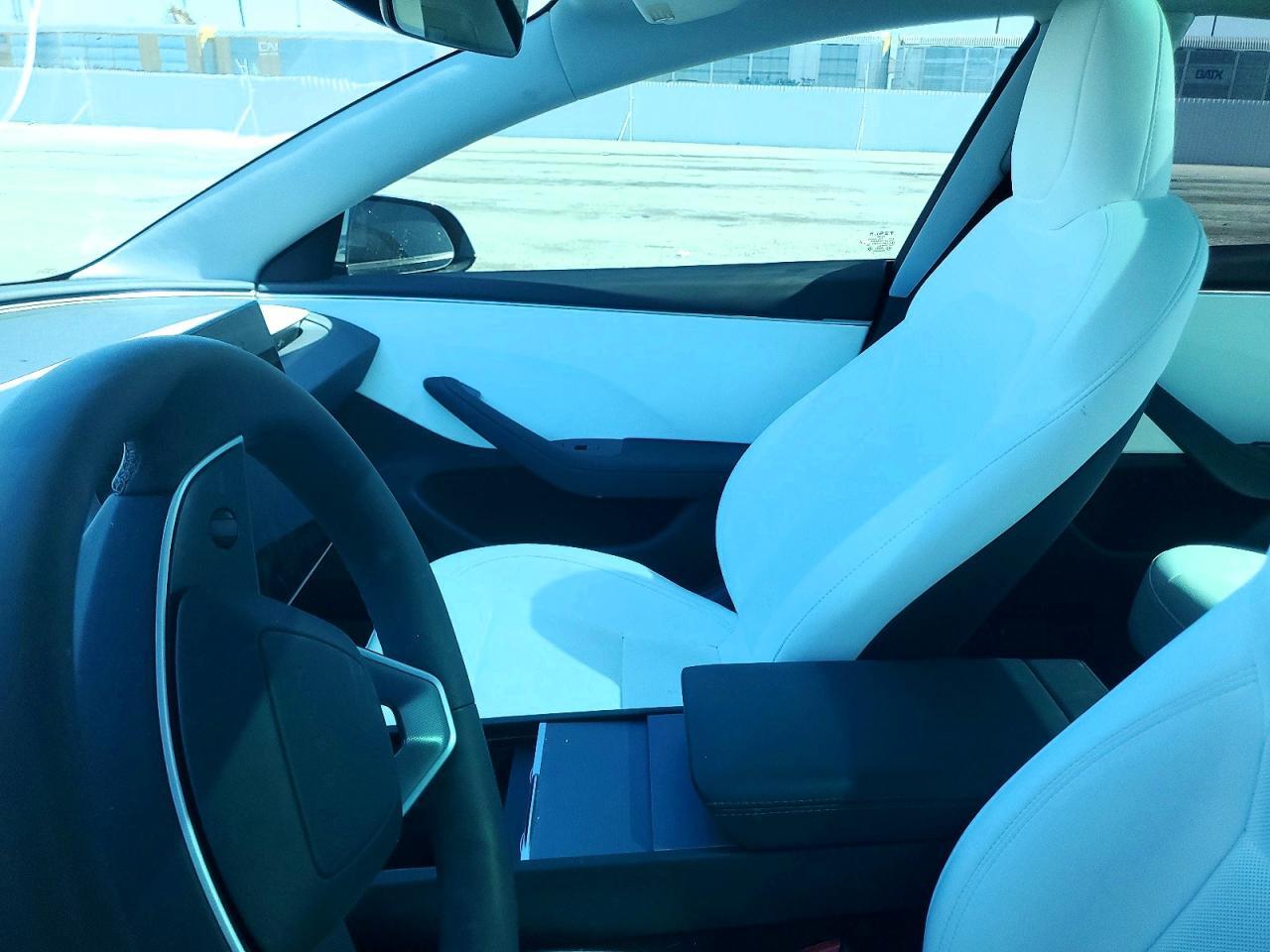 2025 Tesla Model 3 - Image 7