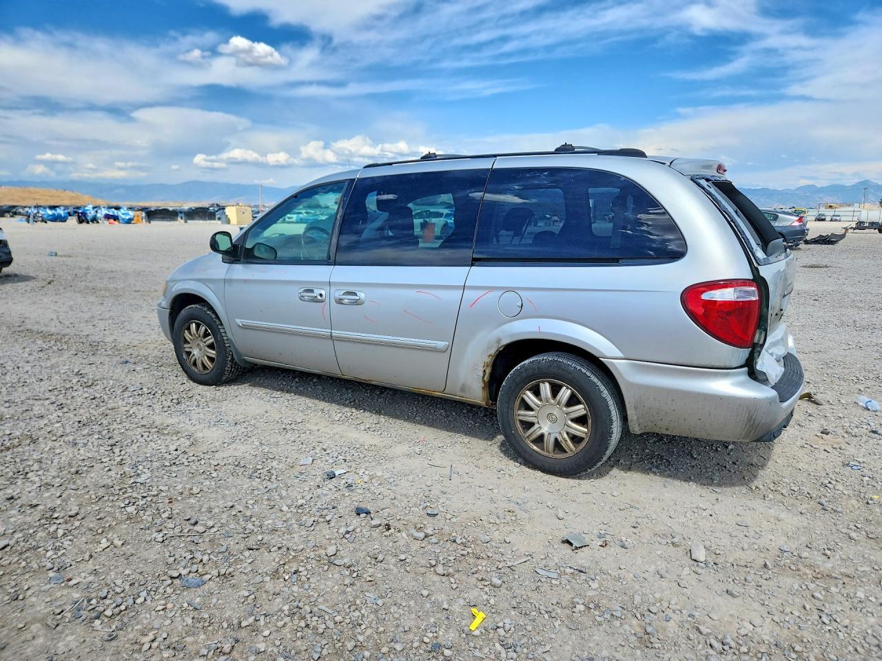 2005 Chrysler Town & Country Touring - Фото 2