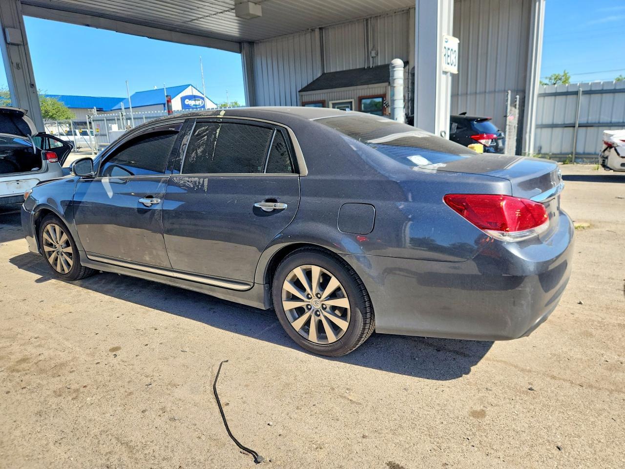 2011 Toyota Avalon Limited - Фото 2