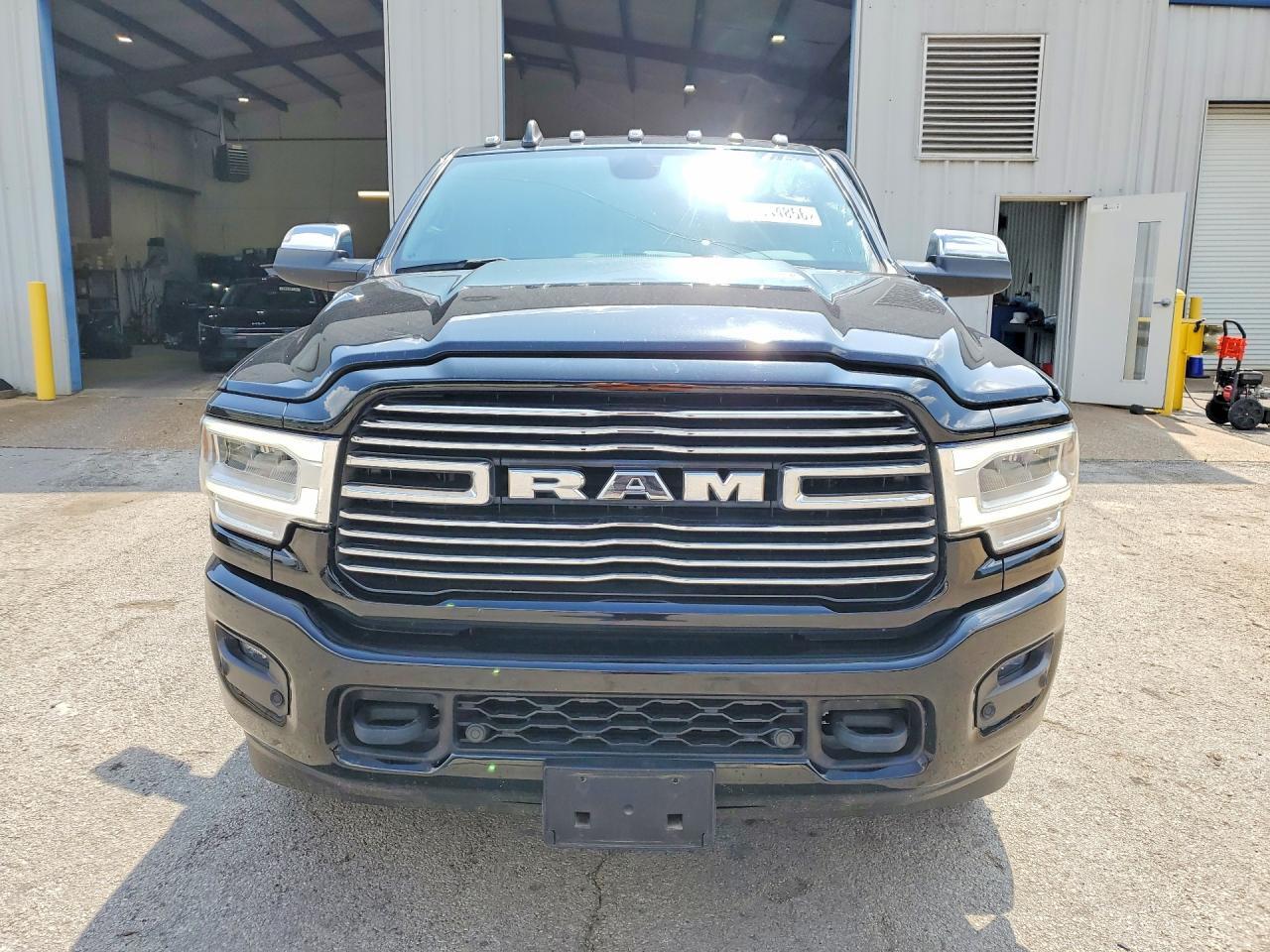 2022 Ram 3500 Laramie - Фото 5