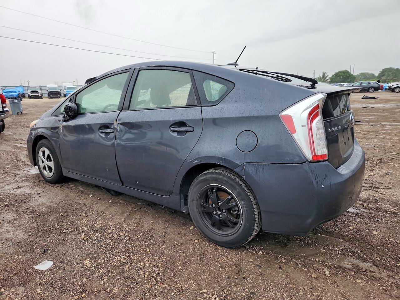 2013 Toyota Prius Three - Фото 2