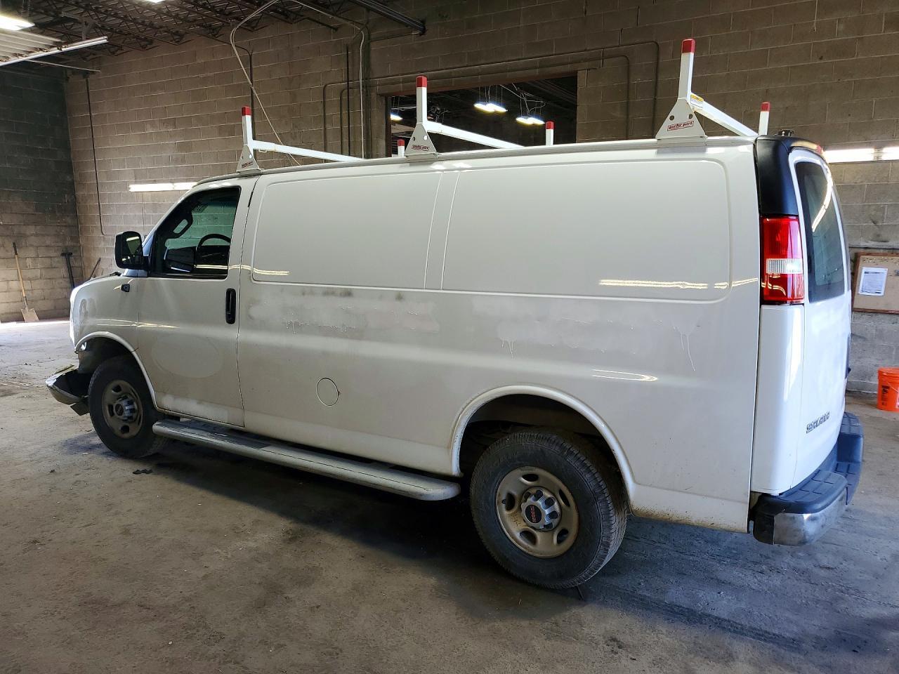 2022 GMC Savana - Фото 2