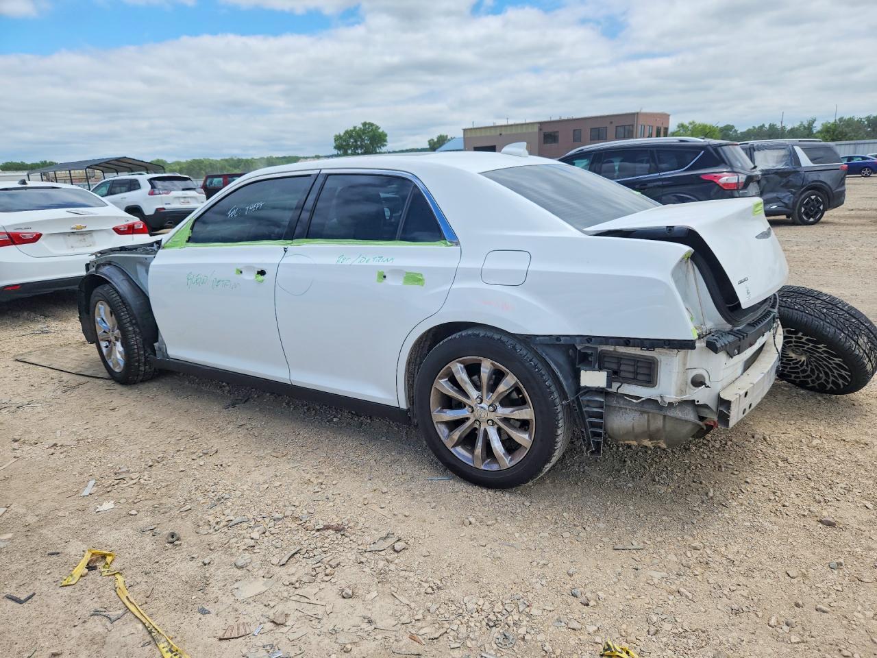 2016 Chrysler 300 Limited - Фото 2