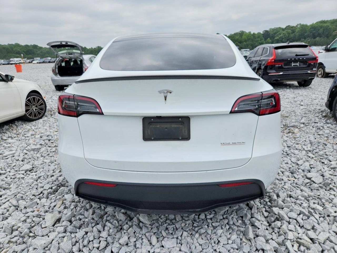 2025 Tesla Model Y - Фото 6