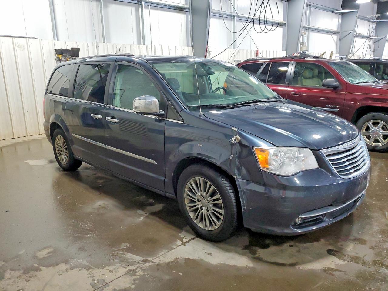 2014 Chrysler Town & Country Touring L - Фото 4