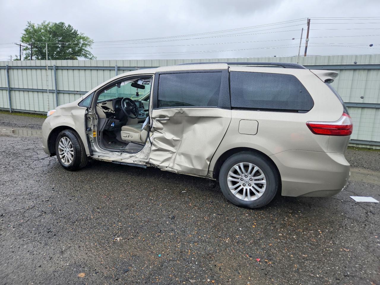 2015 Toyota Sienna Xle 8-Passenger - Image 2