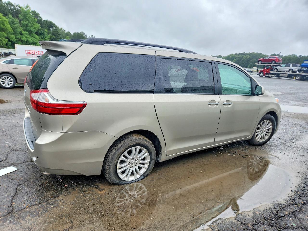 2015 Toyota Sienna Xle 8-Passenger - Image 3