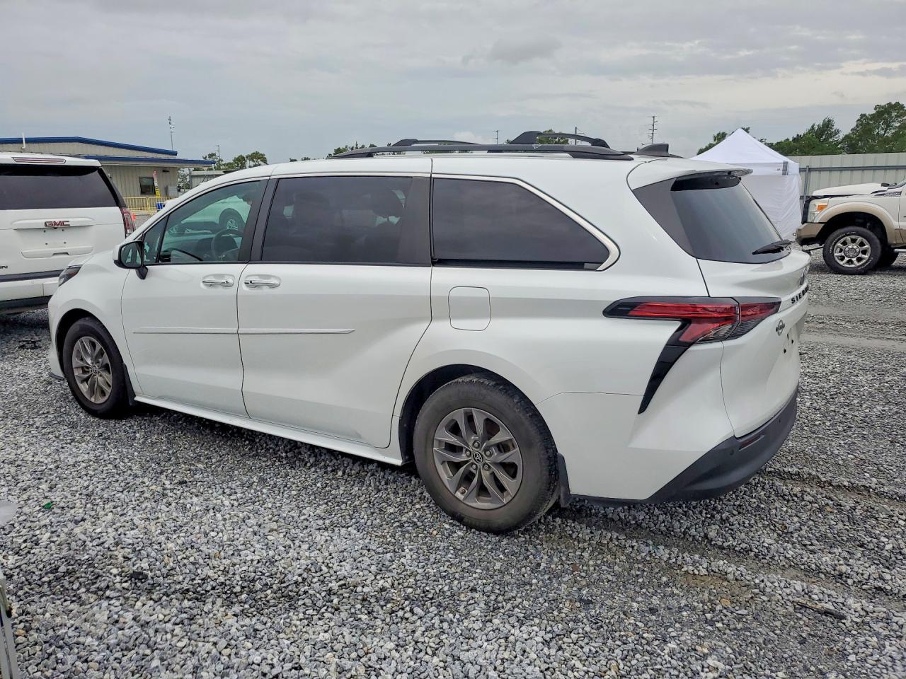 2022 Toyota Sienna Xle - Image 2