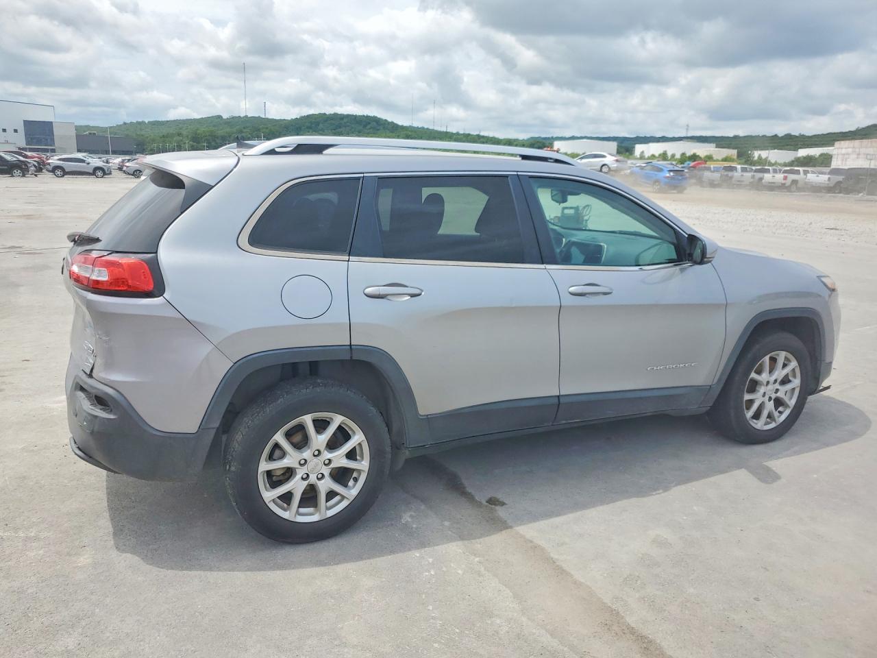 2016 Jeep Cherokee Latitude - Image 3
