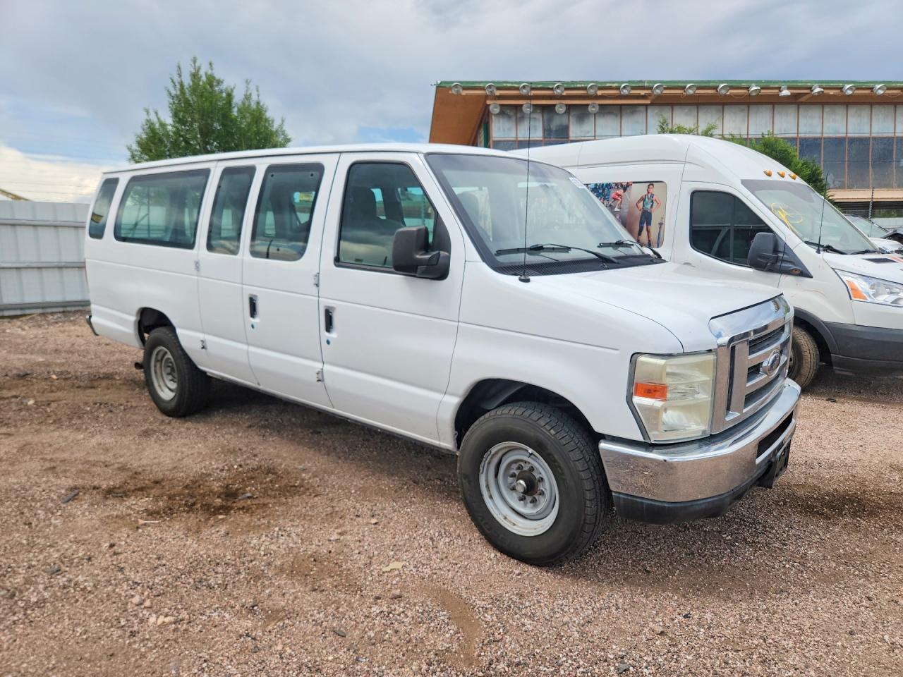 2011 Ford Econoline E350 Super Duty Wagon - Image 4