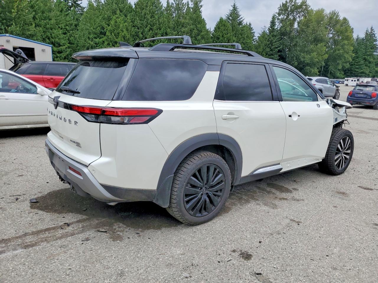 2023 Nissan Pathfinder Platinum - Image 3