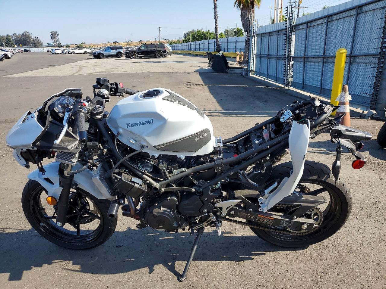 2025 Kawasaki Ex500 H - Image 3