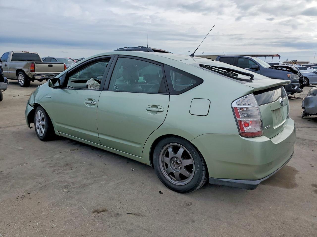 2007 Toyota Prius Touring - Image 2