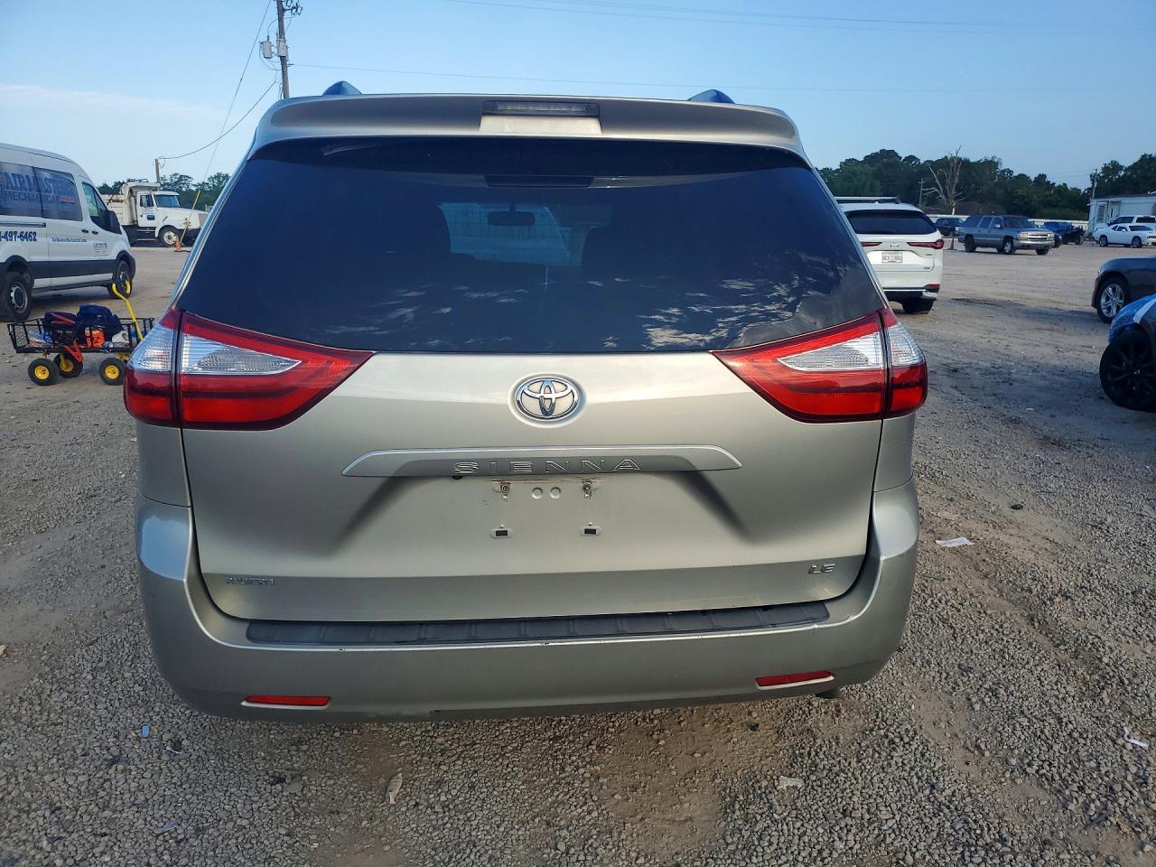 2017 Toyota Sienna Le - Фото 6