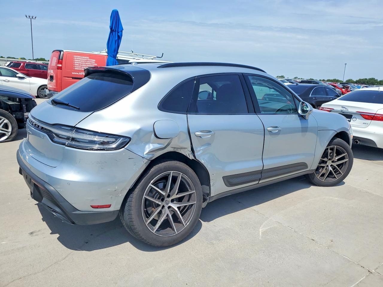 2025 Porsche Macan Base - Image 3