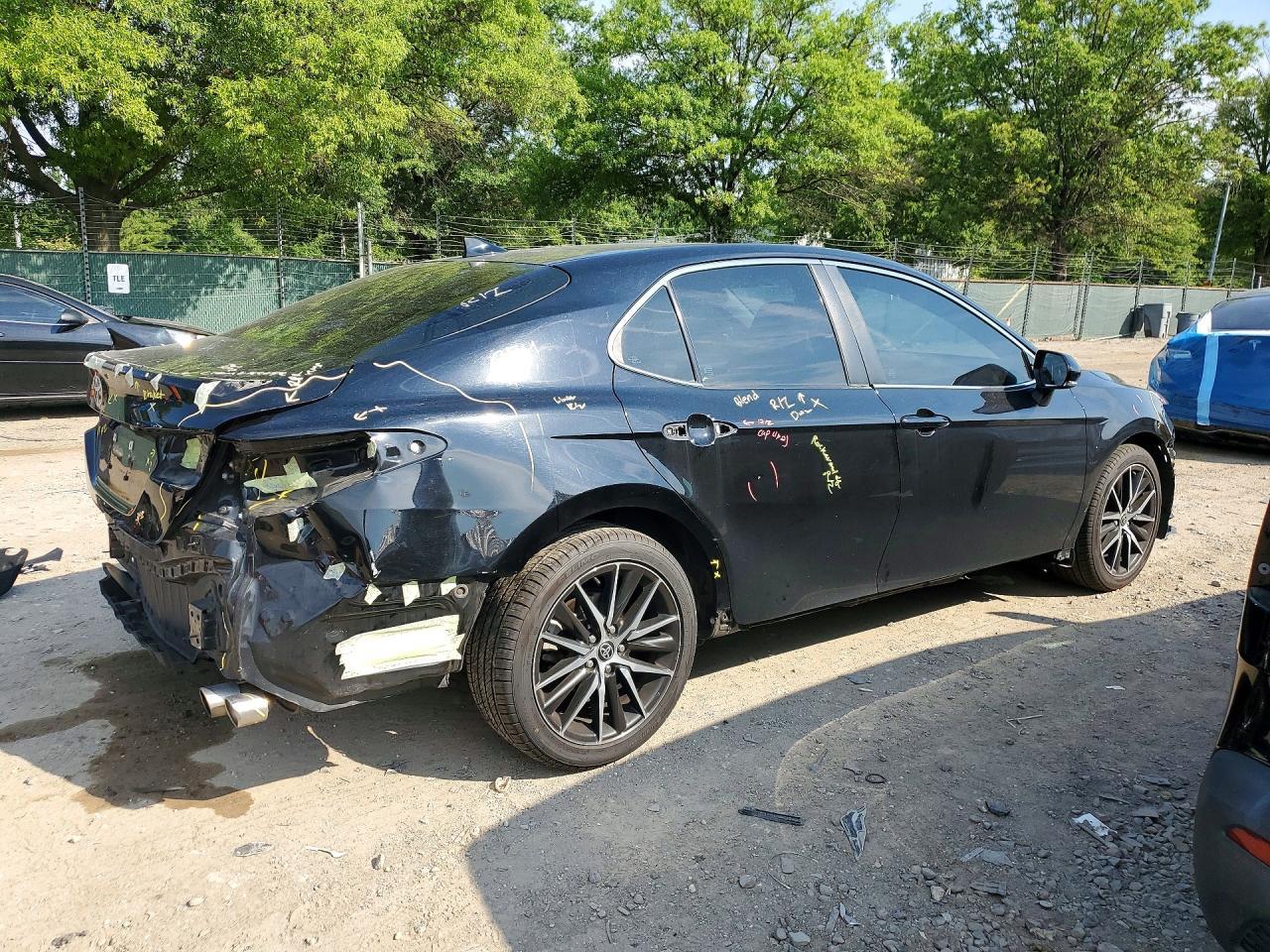 2022 Toyota Camry Se - Фото 3