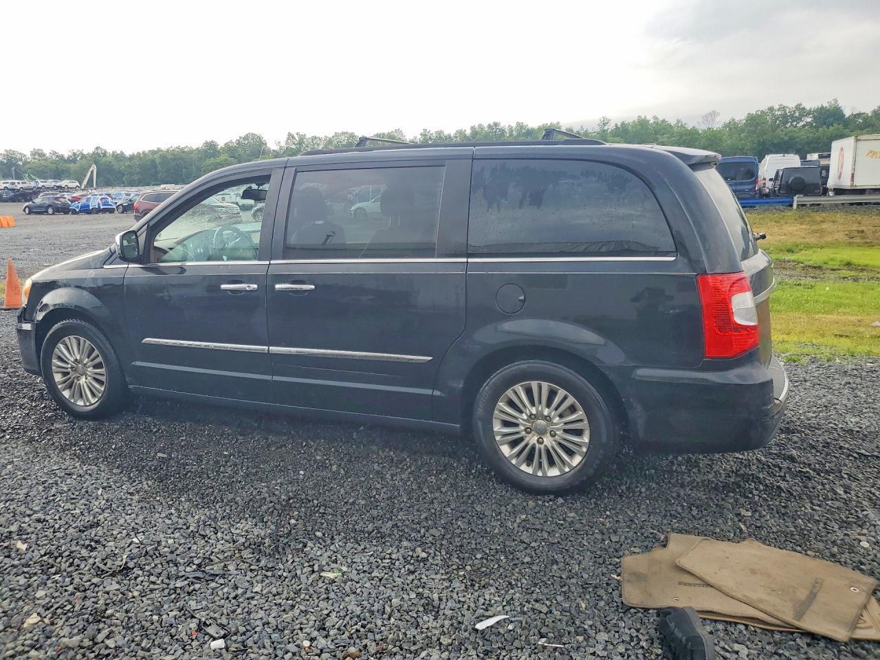2012 Chrysler Town & Country Touring L - Фото 2