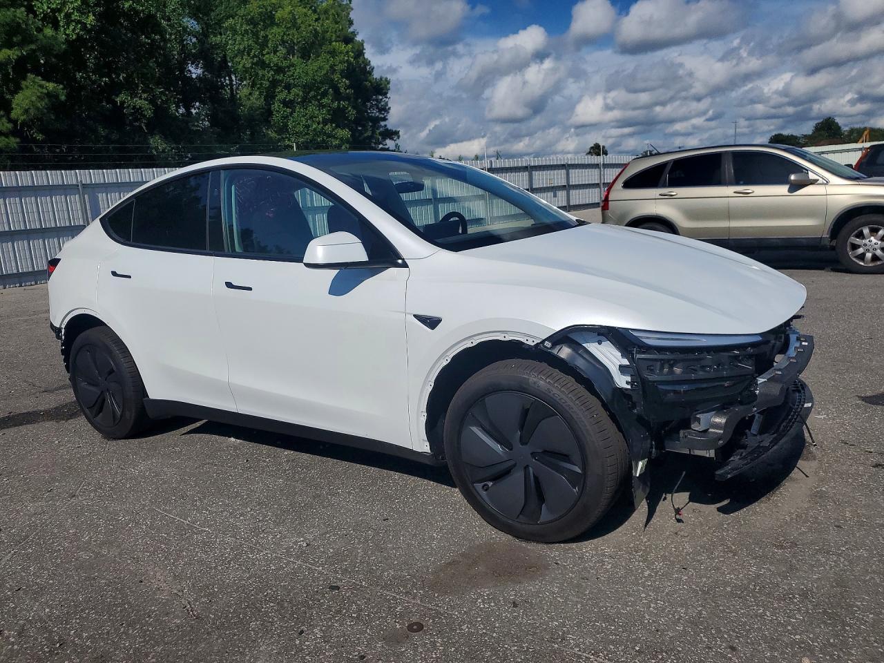 2026 Tesla Model Y - Фото 4