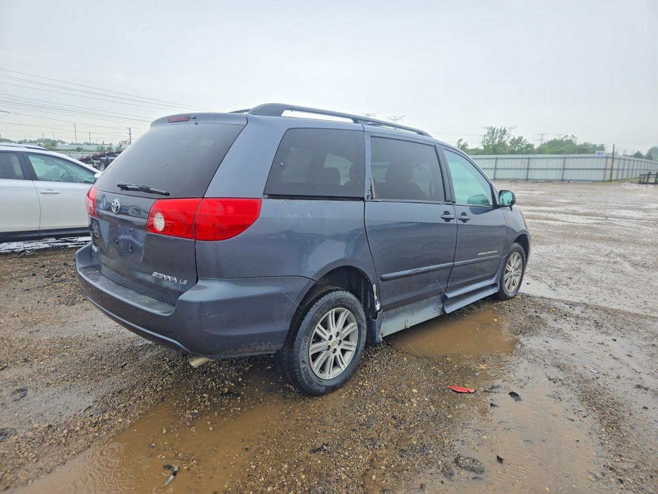 2010 Toyota Sienna Le 8-Passenger - Фото 4