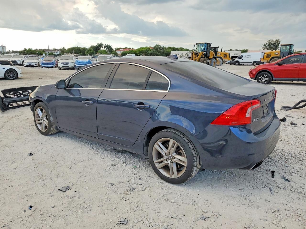 2015 Volvo S60 Platinum - Image 2