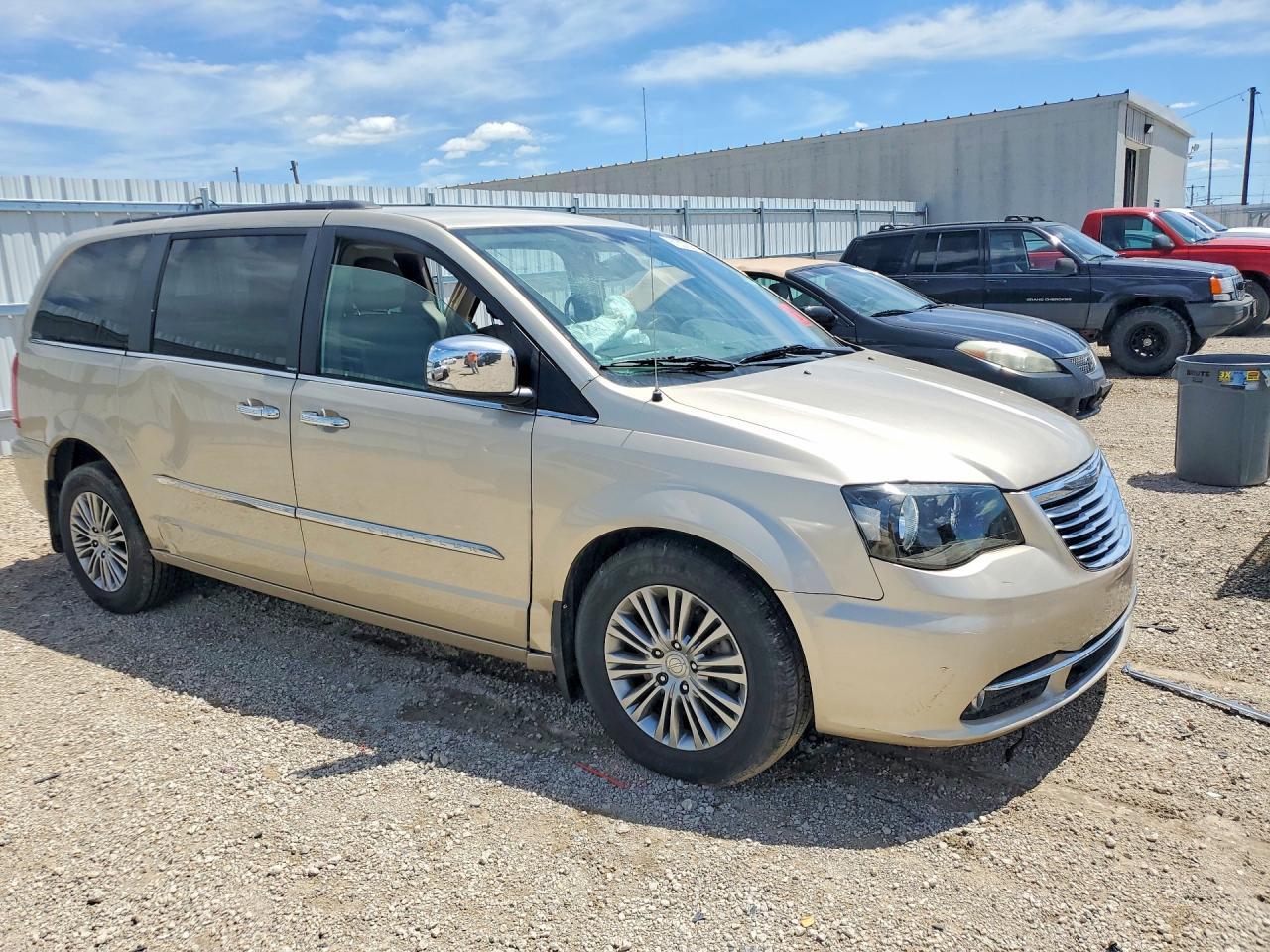 2014 Chrysler Town & Country Touring L - Image 4