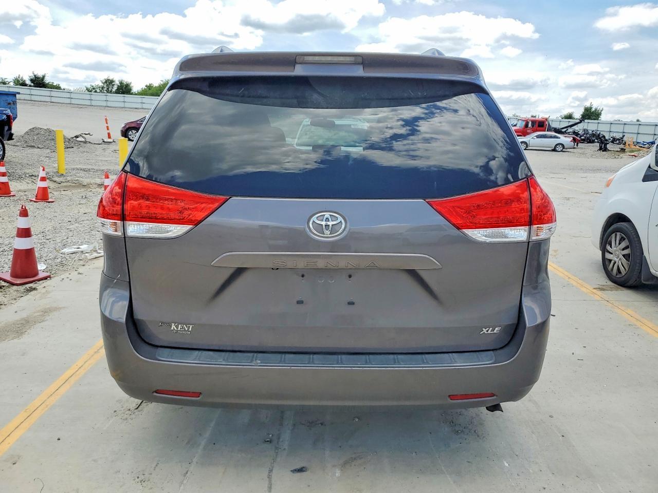 2013 Toyota Sienna Xle 8-Passenger - Image 6