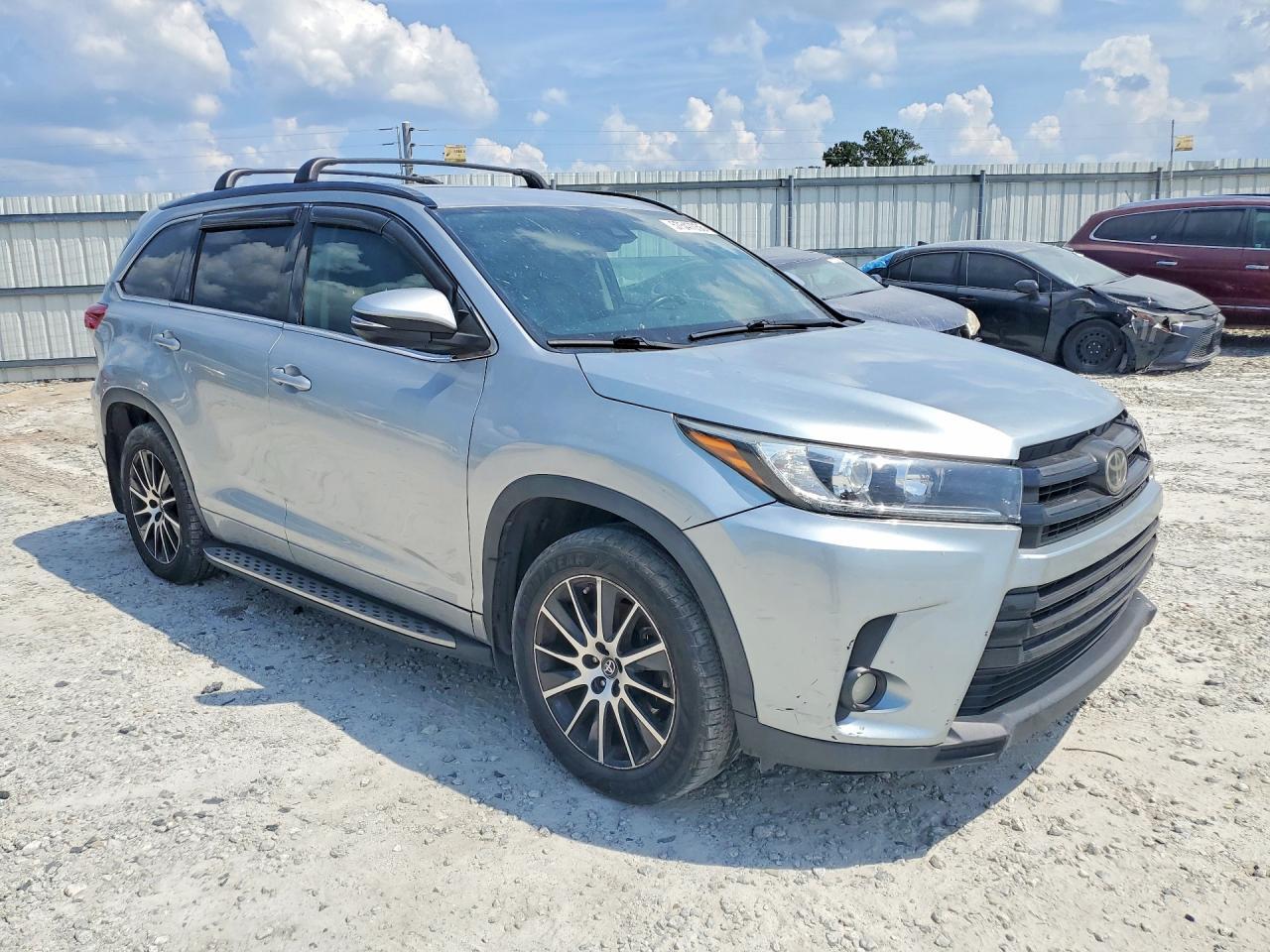 2017 Toyota Highlander Se - Image 4
