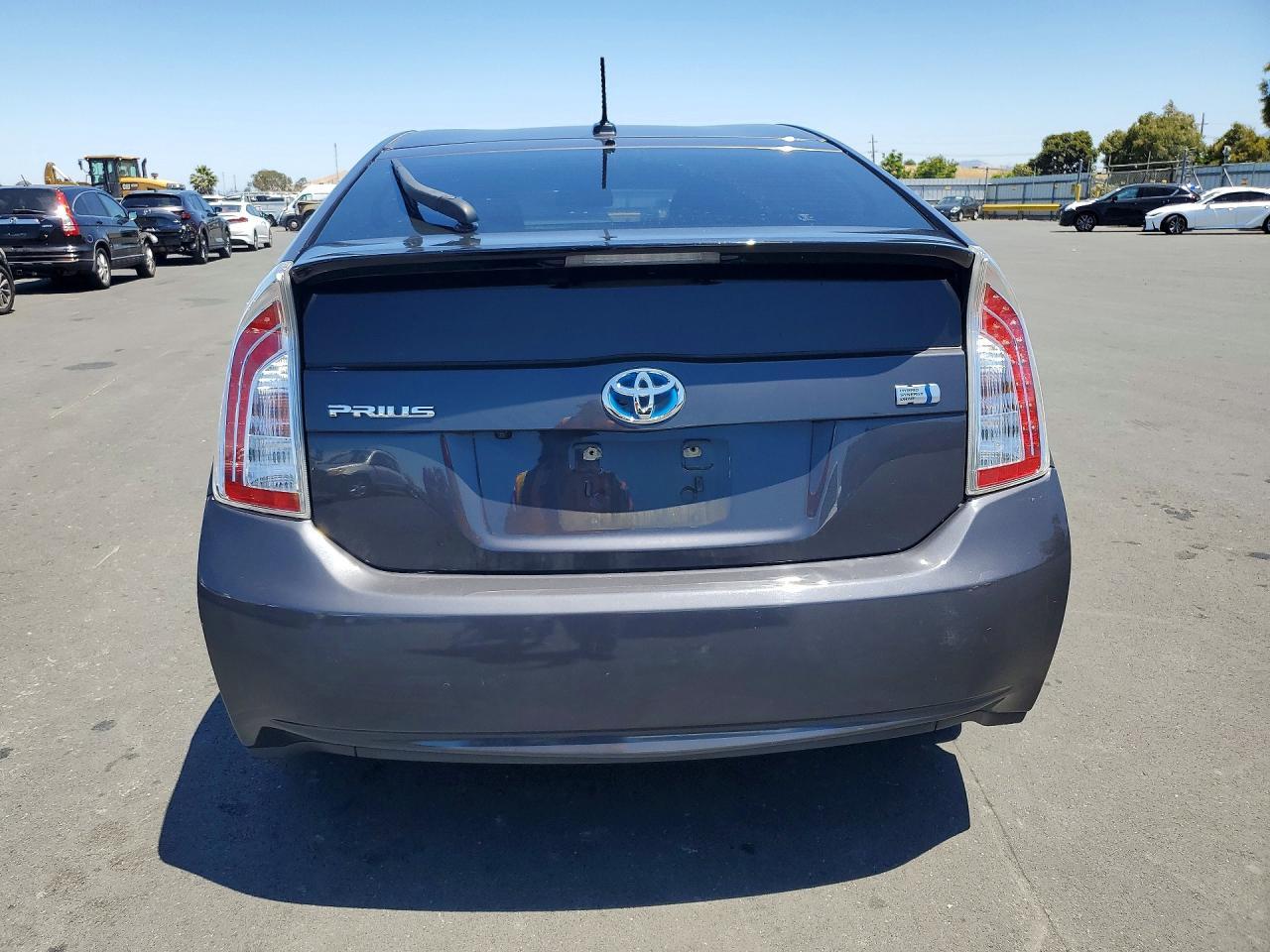 2014 Toyota Prius Three - Image 6