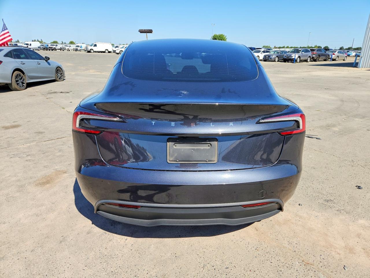 2025 Tesla Model 3 - Фото 6
