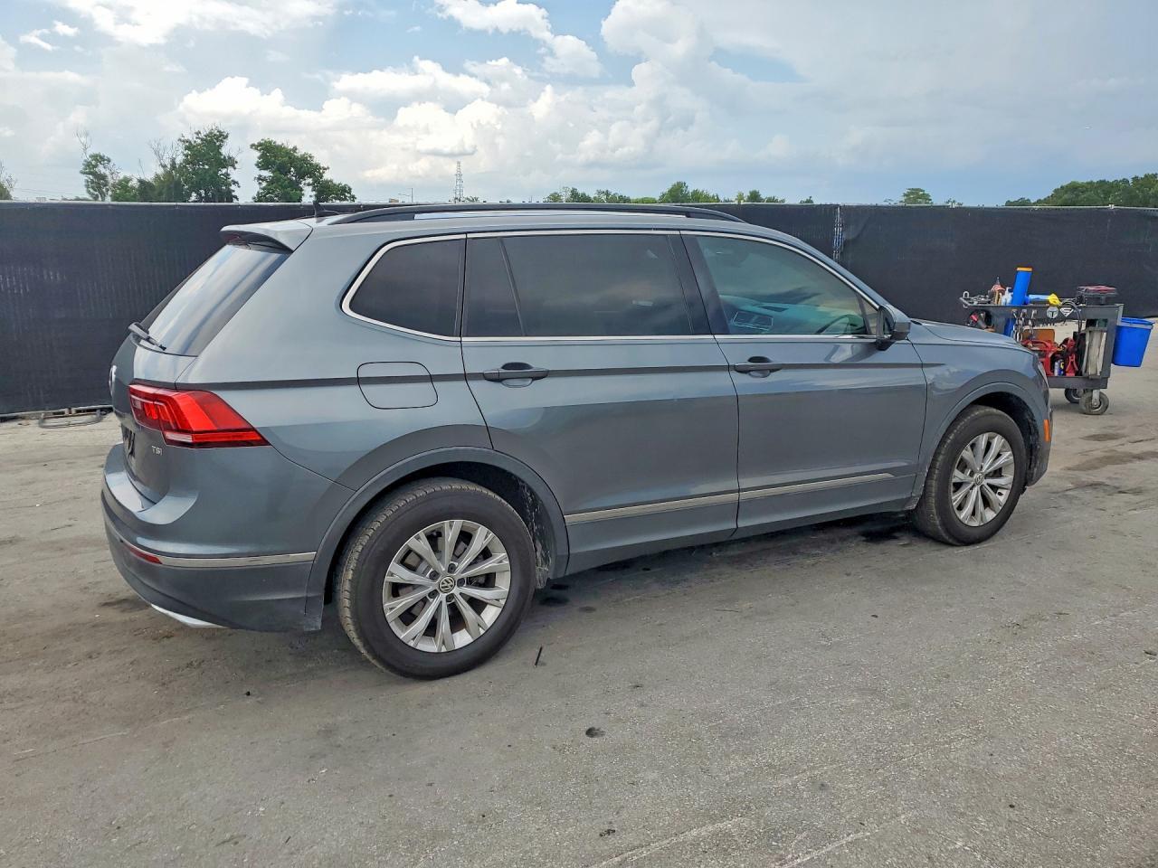 2018 Volkswagen Tiguan Se - Image 2