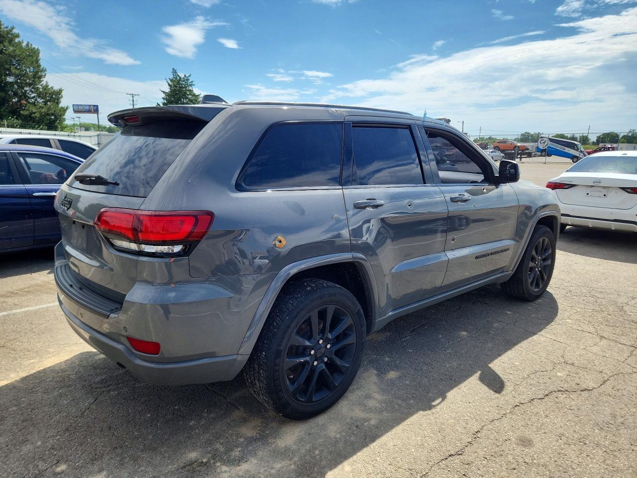 2020 Jeep Grand Cherokee Laredo - Image 3