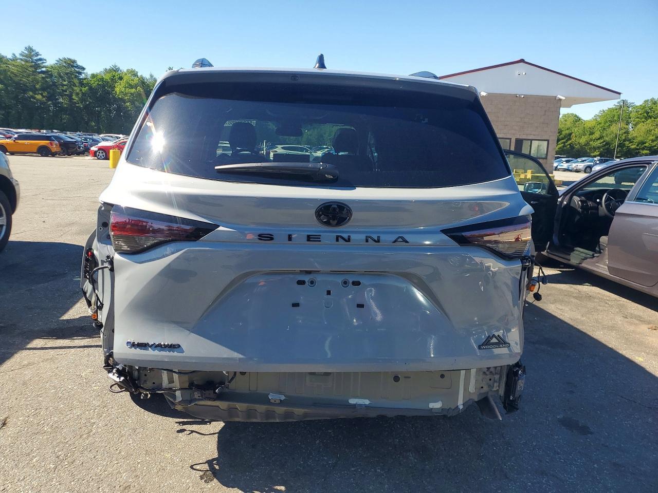 2026 Toyota Sienna Woodland Edition - Image 6