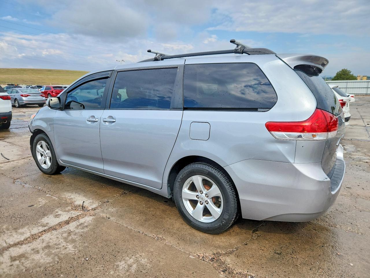 2014 Toyota Sienna Le - Image 2