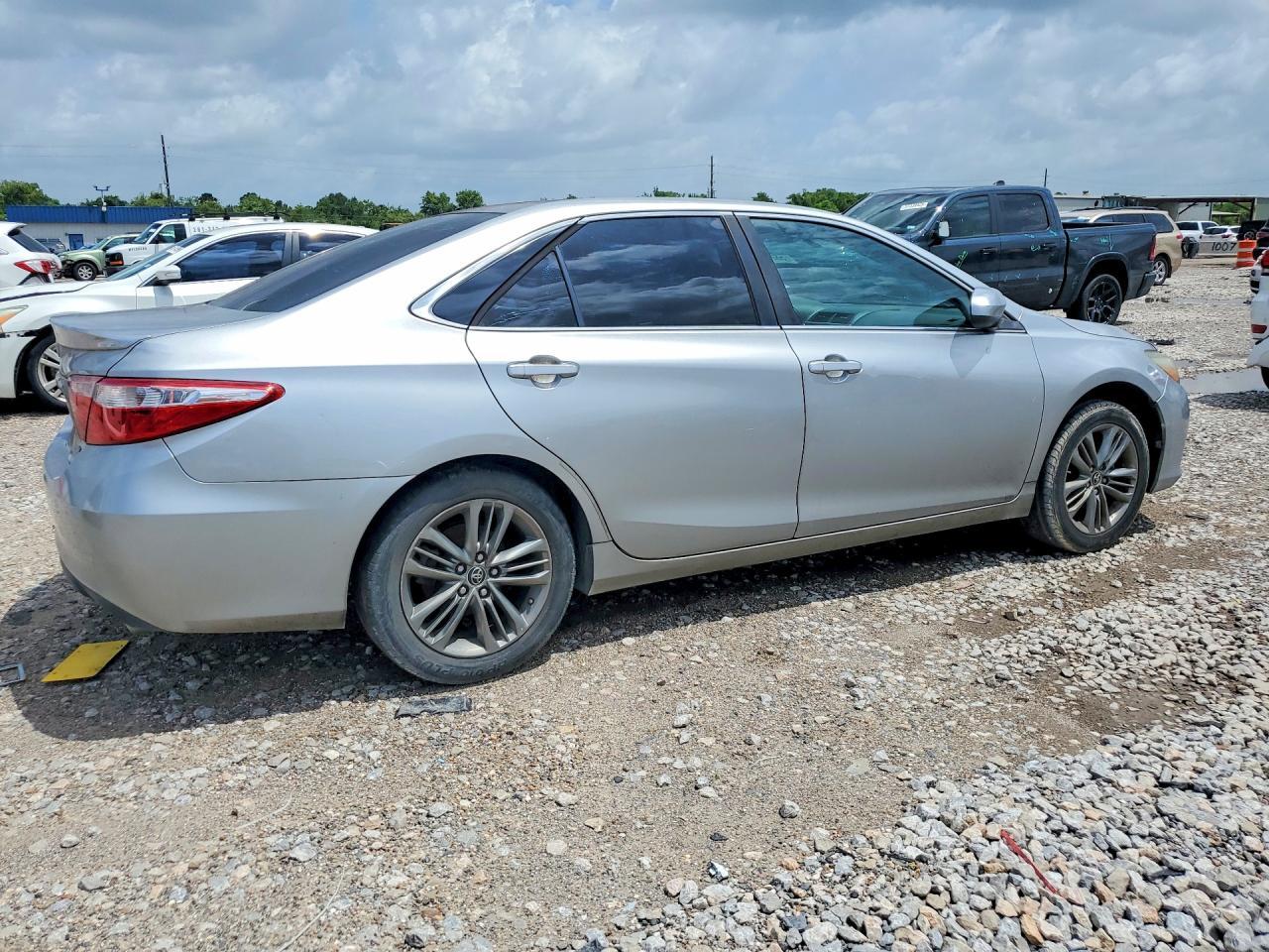 2016 Toyota Camry Se - Image 3