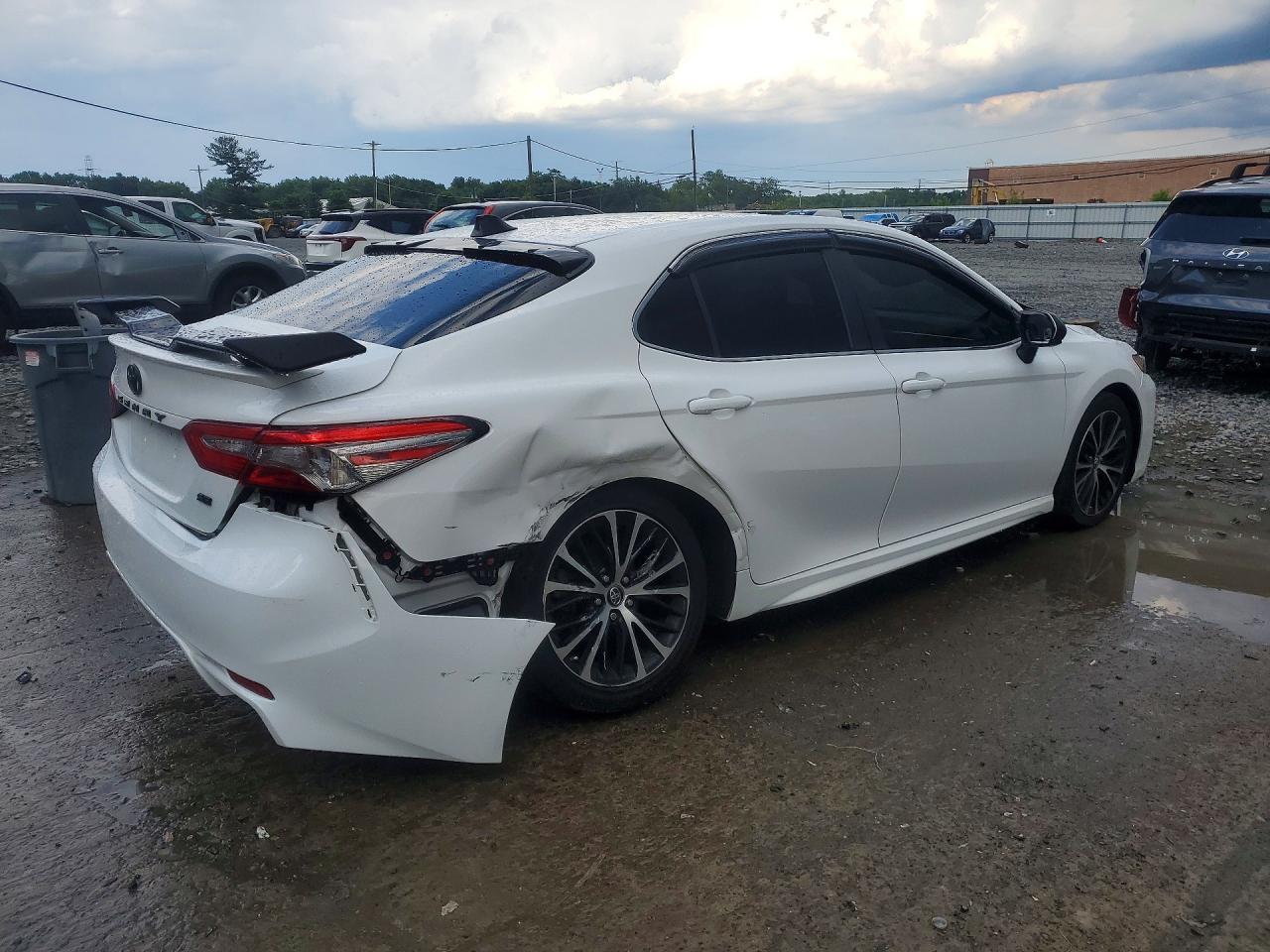 2018 Toyota Camry Se - Фото 3