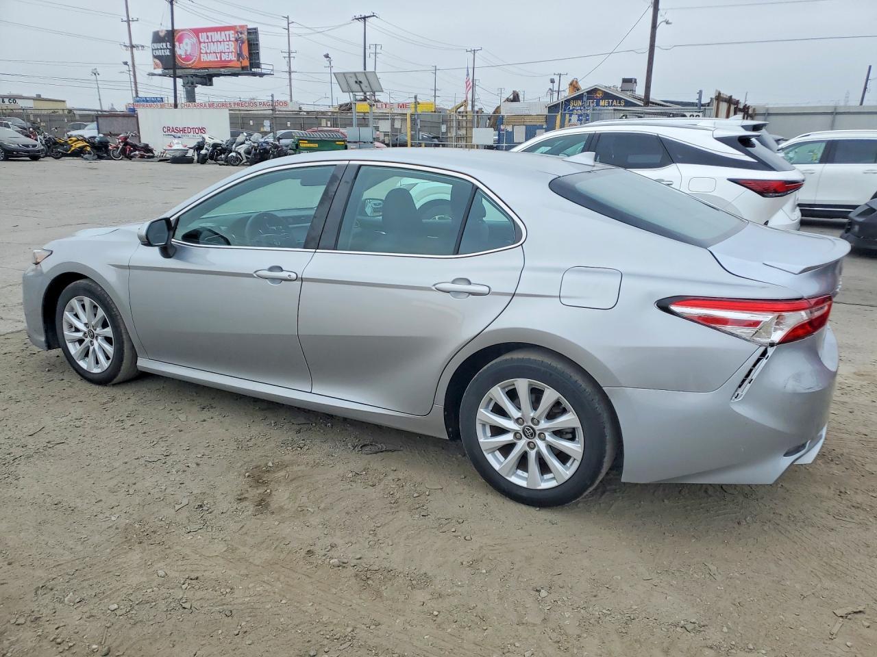 2019 Toyota Camry Le - Фото 2