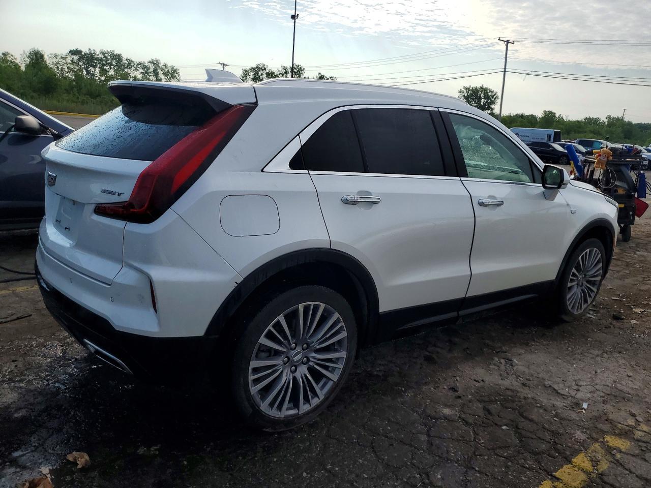 2024 Cadillac Xt4 Premium Luxury - Image 3