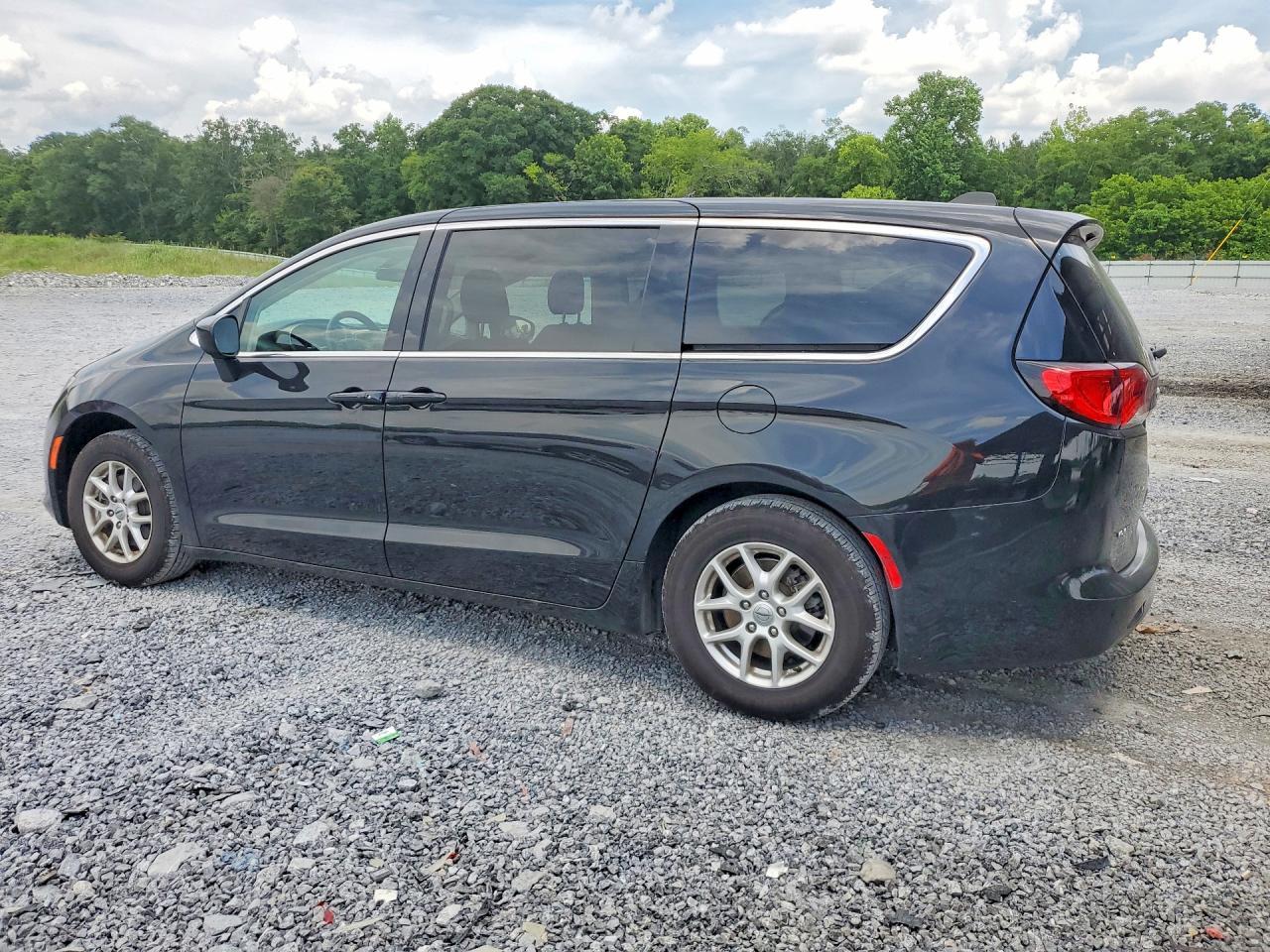 2022 Chrysler Voyager Lx - Фото 2