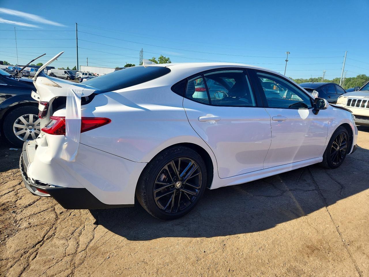 2025 Toyota Camry Se - Фото 3