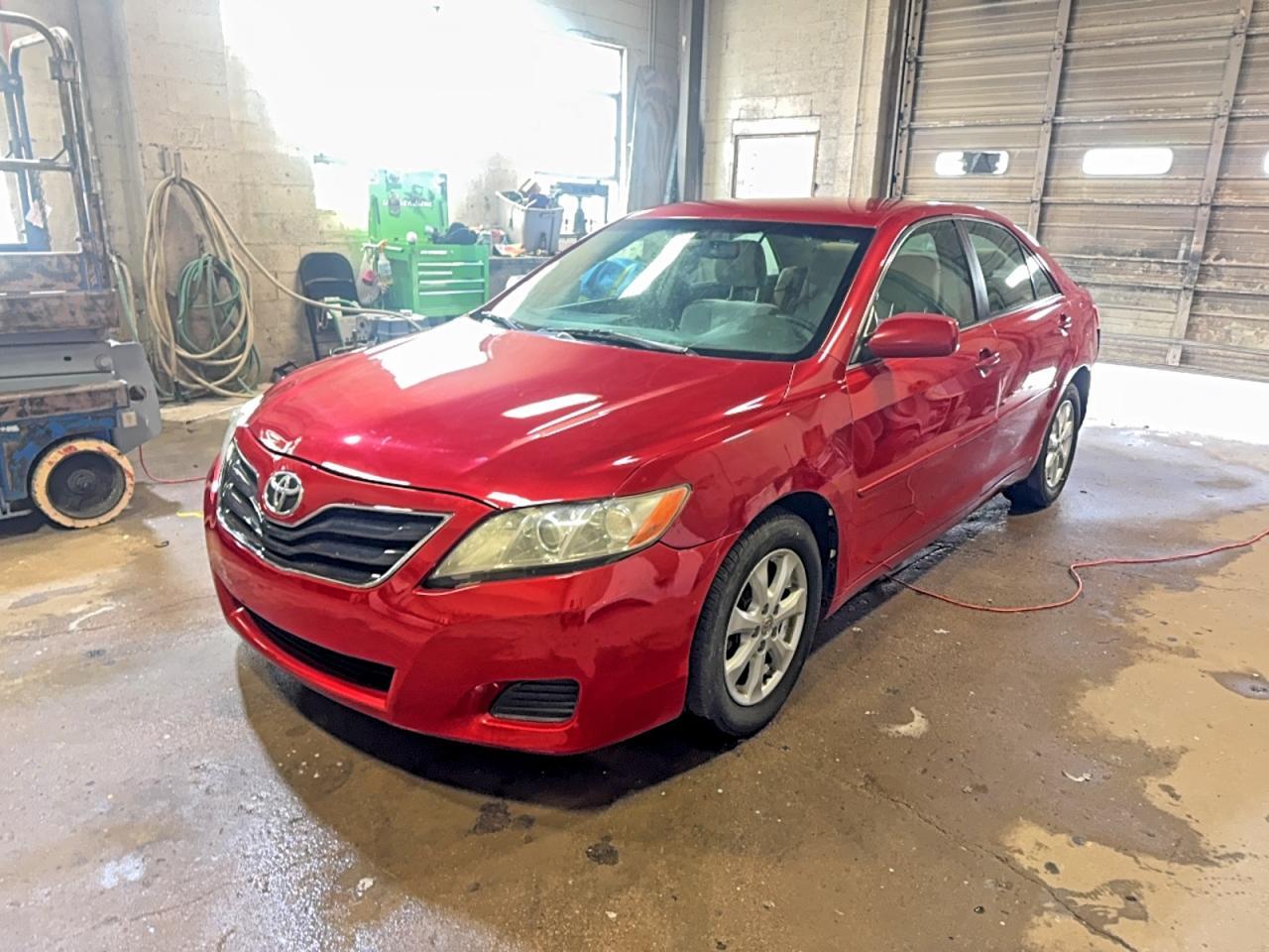 2011 Toyota Camry Le - Фото 2