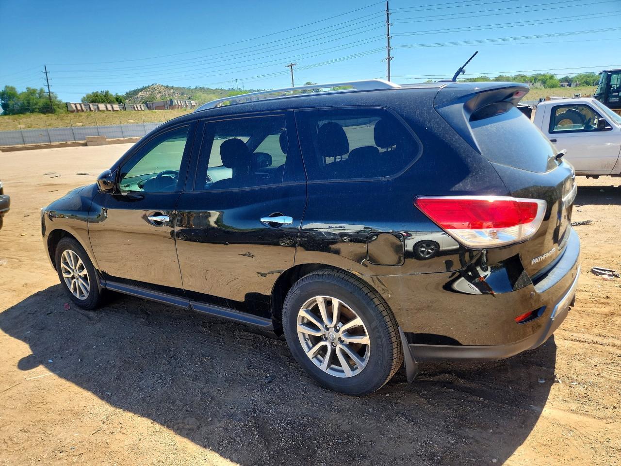 2014 Nissan Pathfinder Sv - Image 2