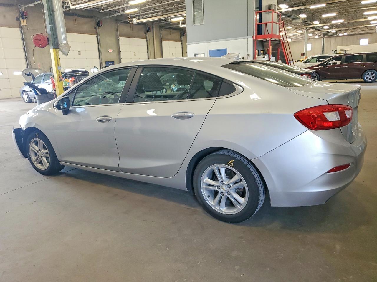 2017 Chevrolet Cruze Lt - Image 2