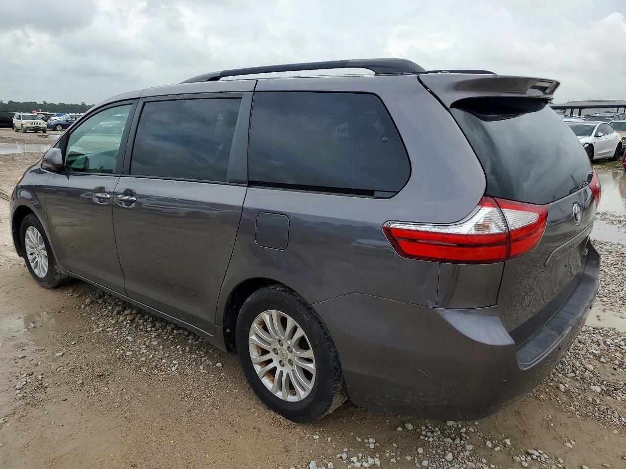 2017 Toyota Sienna Xle 8-Passenger - Фото 2