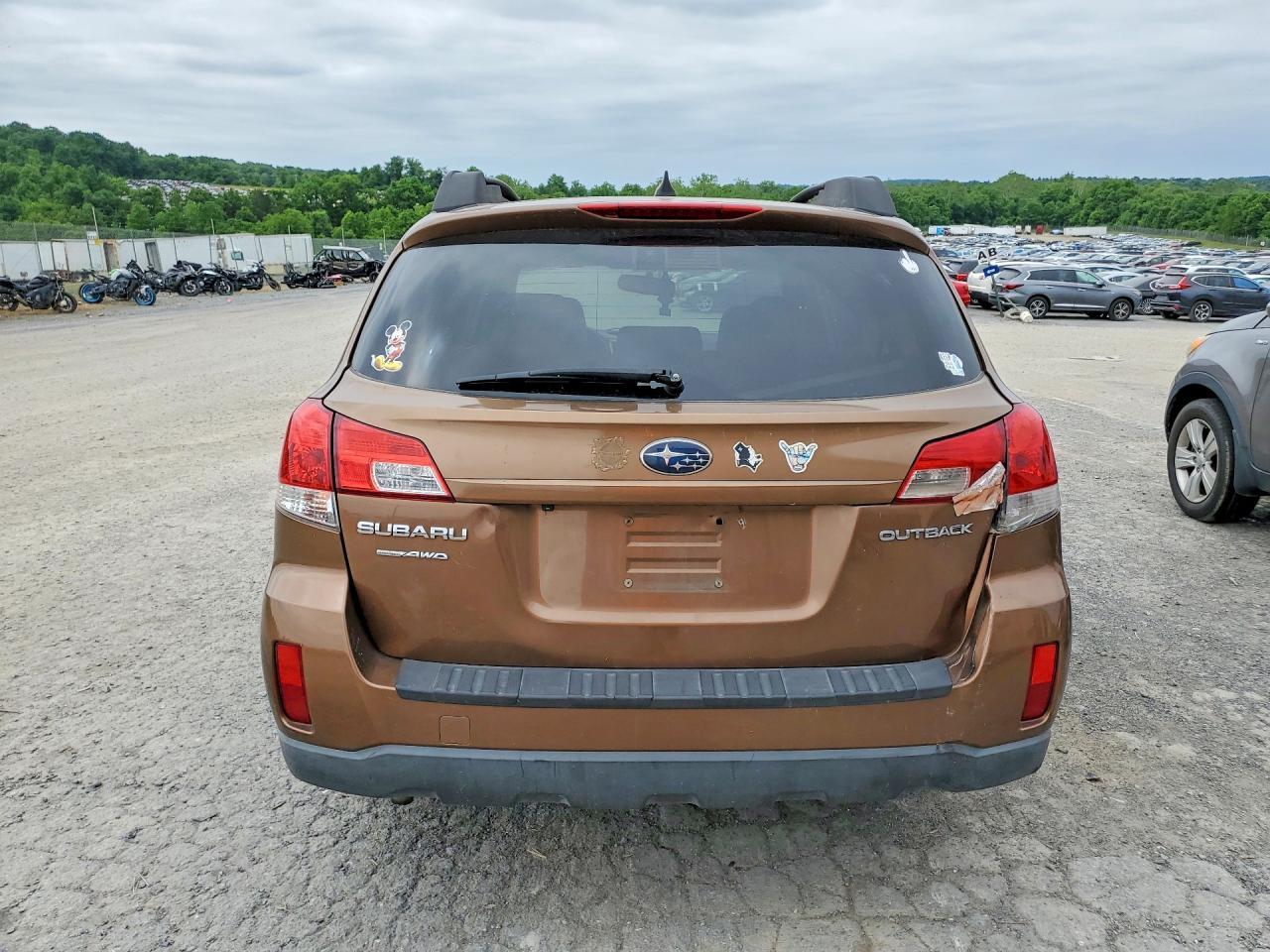 2011 Subaru Outback 2.5I Limited - Image 6
